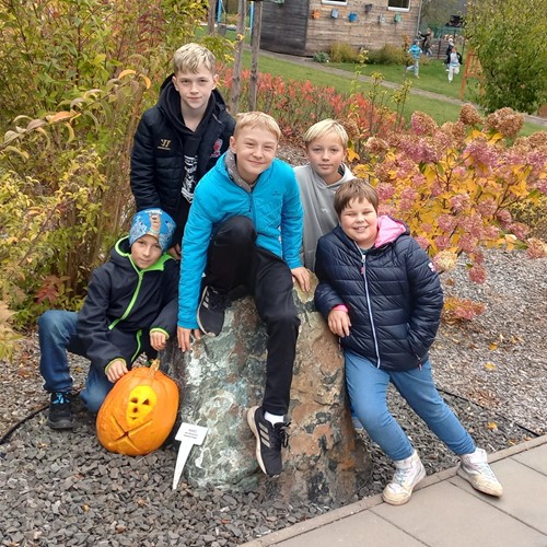 Dlabání halloweenských dýní ve 4. třídě